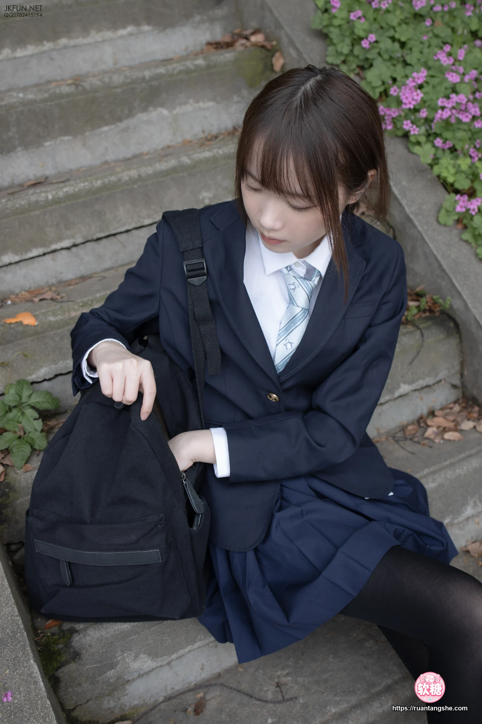 森萝财团 JKFUN-006 80D黑丝 户外水边 Aika