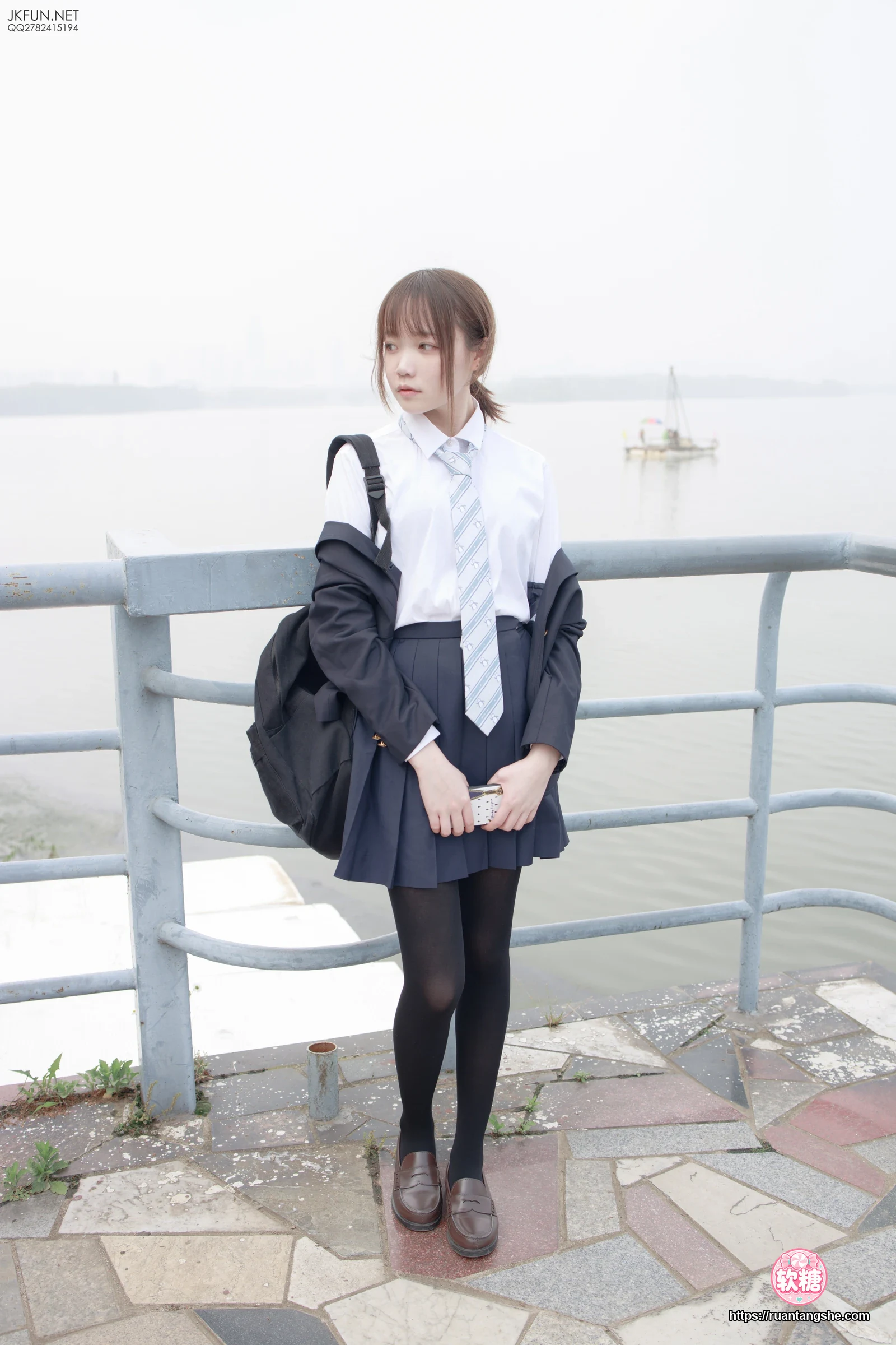 森萝财团 JKFUN-006 80D黑丝 户外水边 Aika