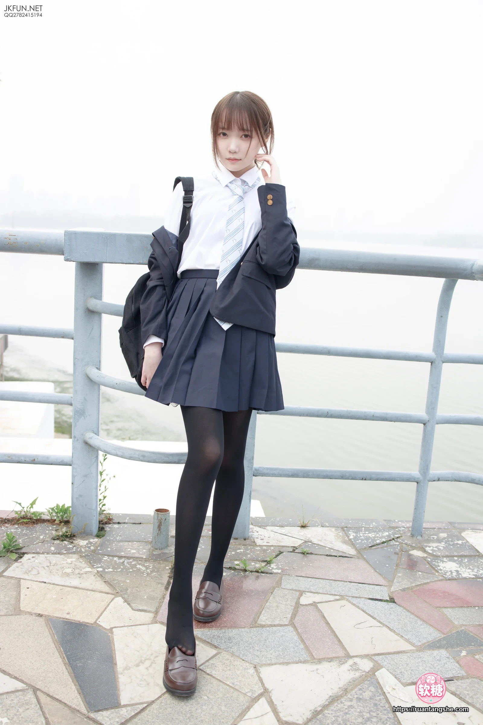 森萝财团 JKFUN-006 80D黑丝 户外水边 Aika