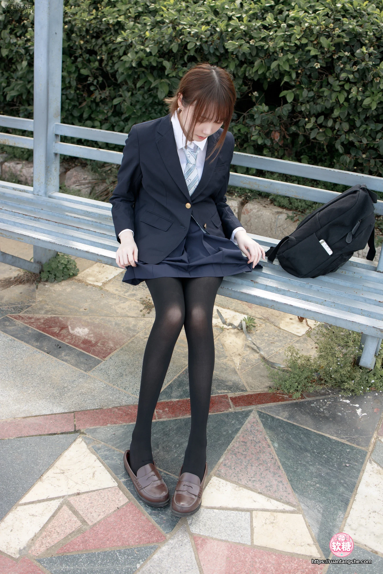 森萝财团 JKFUN-006 80D黑丝 户外水边 Aika