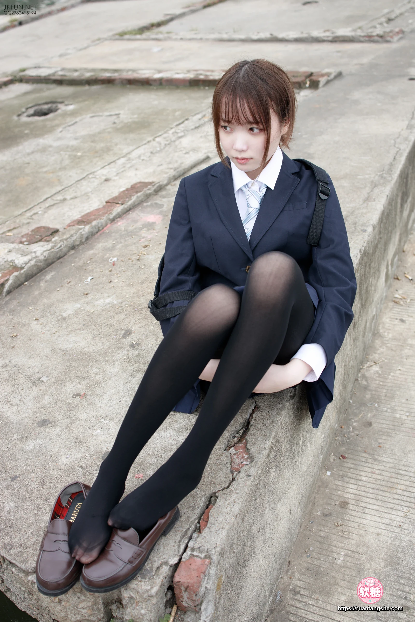 森萝财团 JKFUN-006 80D黑丝 户外水边 Aika