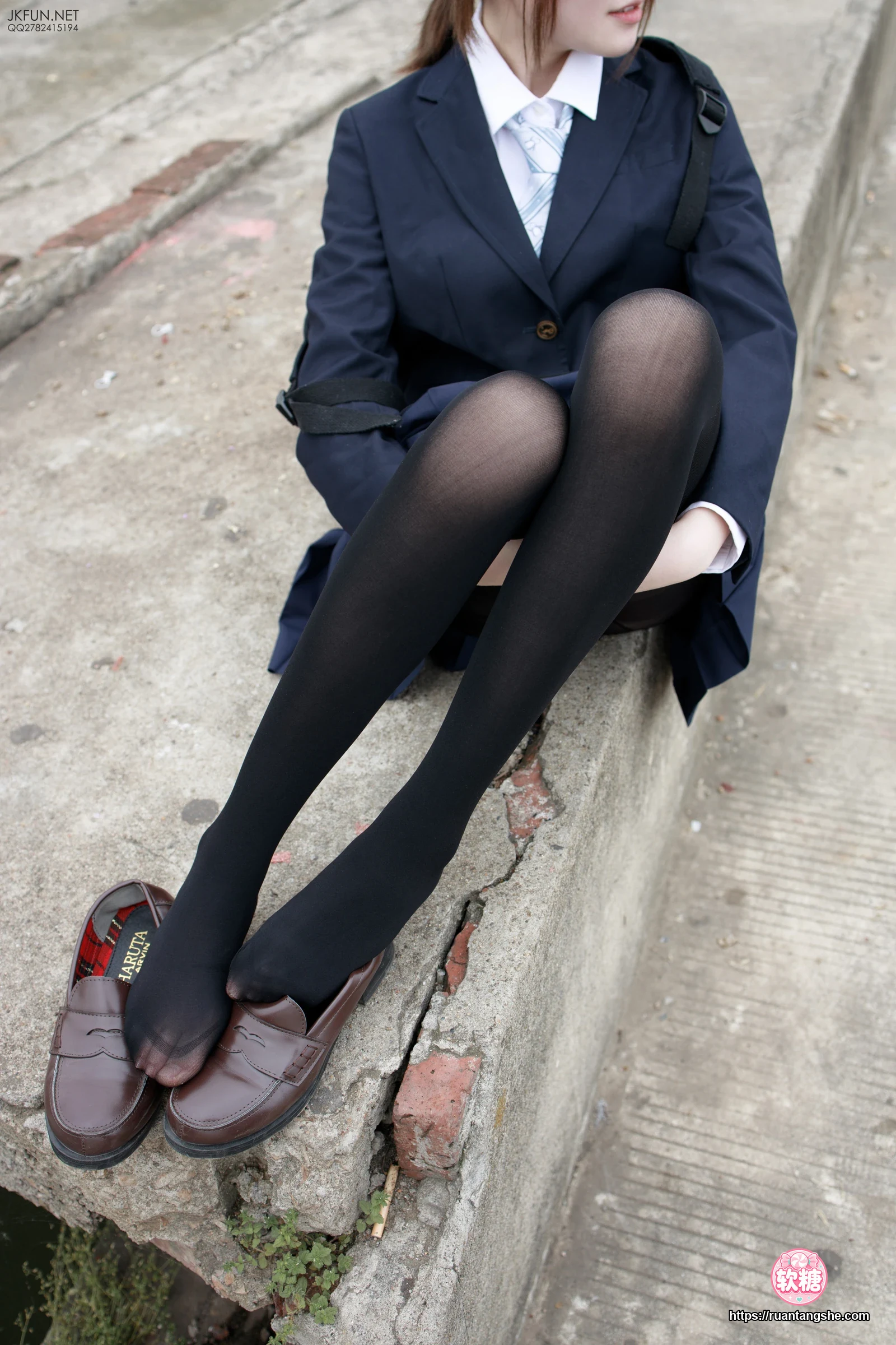 森萝财团 JKFUN-006 80D黑丝 户外水边 Aika