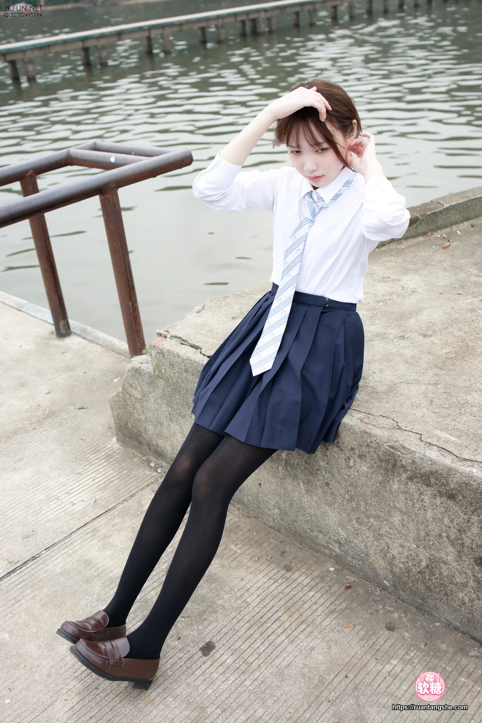 森萝财团 JKFUN-006 80D黑丝 户外水边 Aika