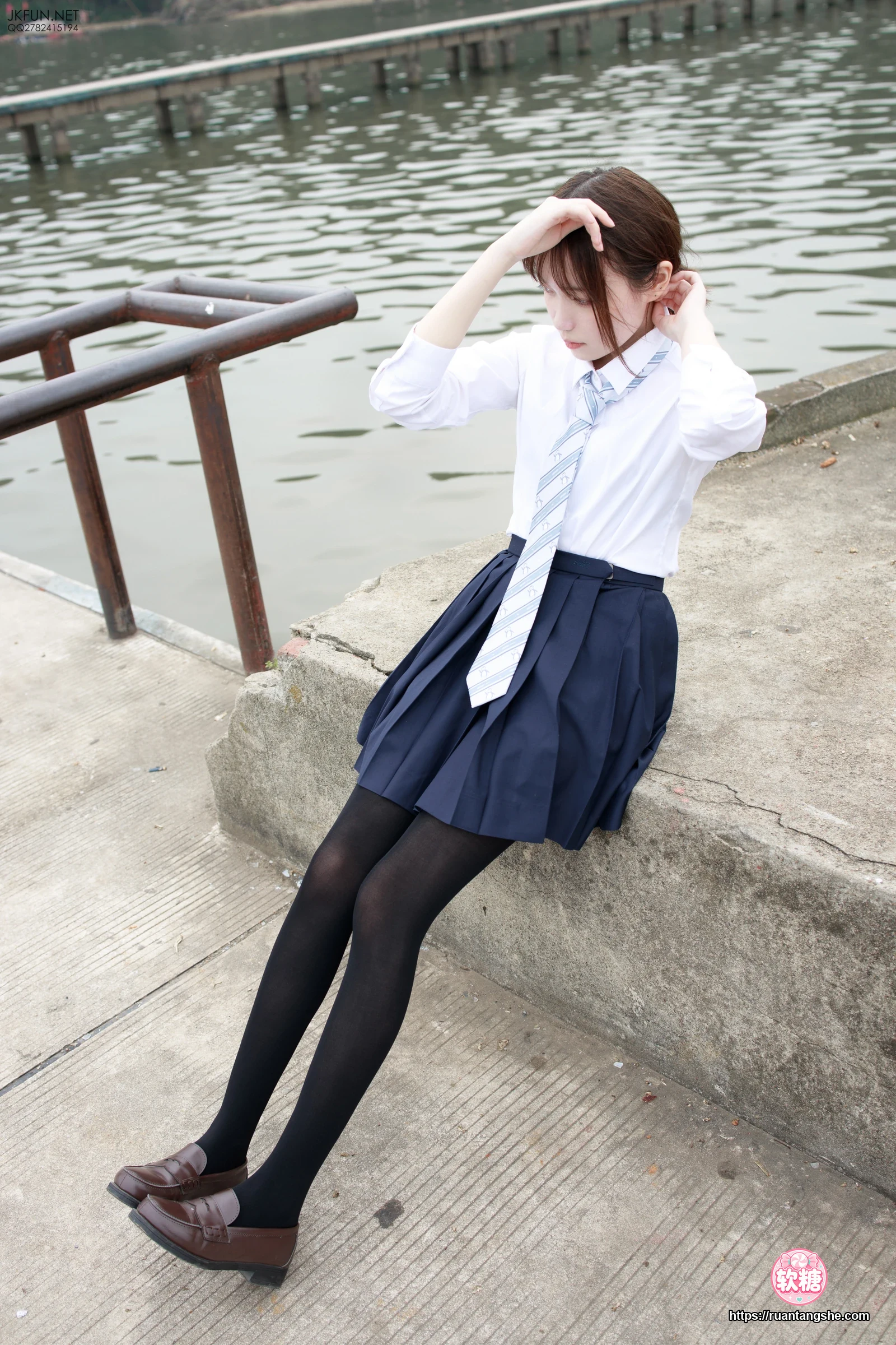 森萝财团 JKFUN-006 80D黑丝 户外水边 Aika
