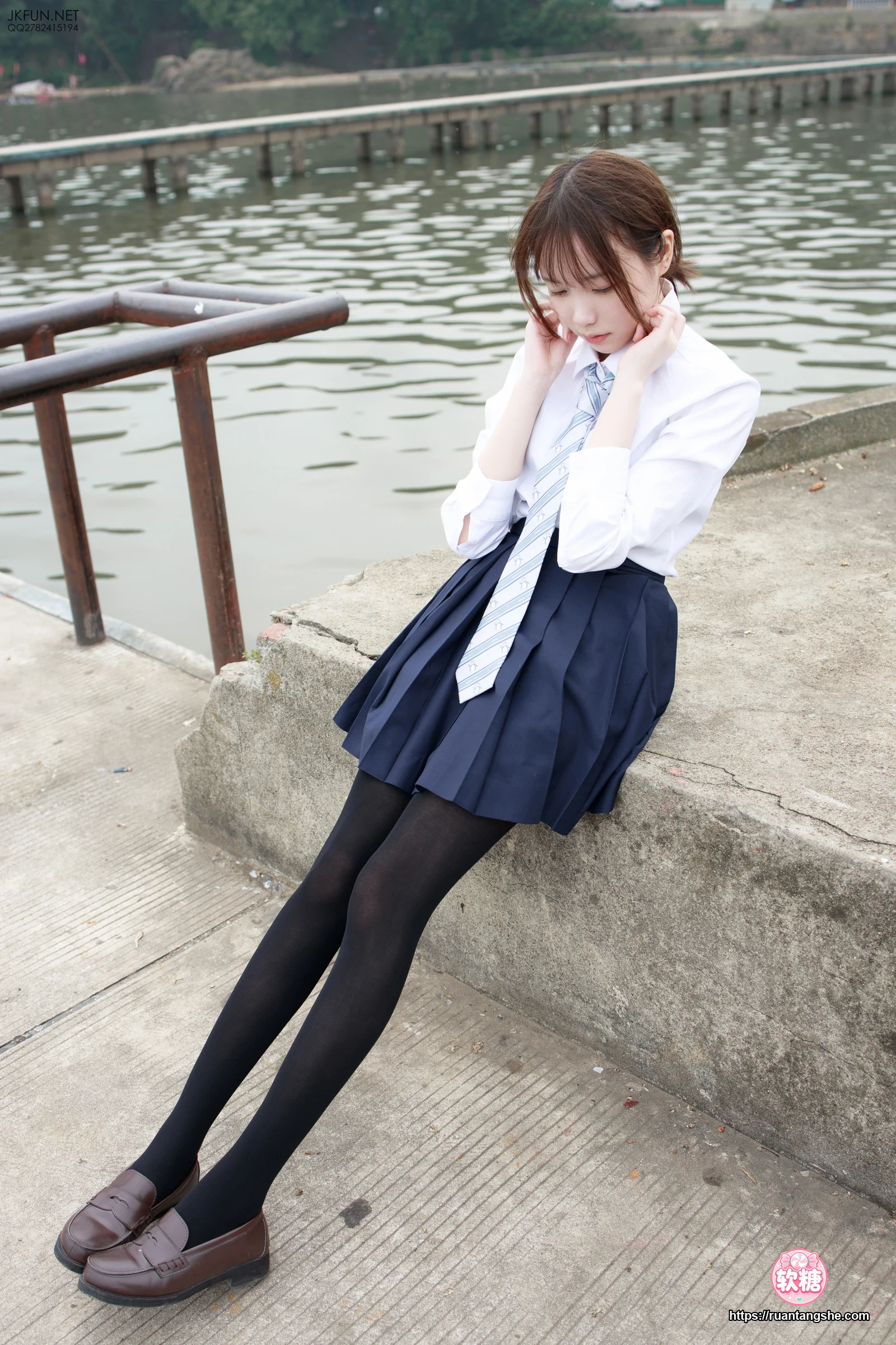 森萝财团 JKFUN-006 80D黑丝 户外水边 Aika