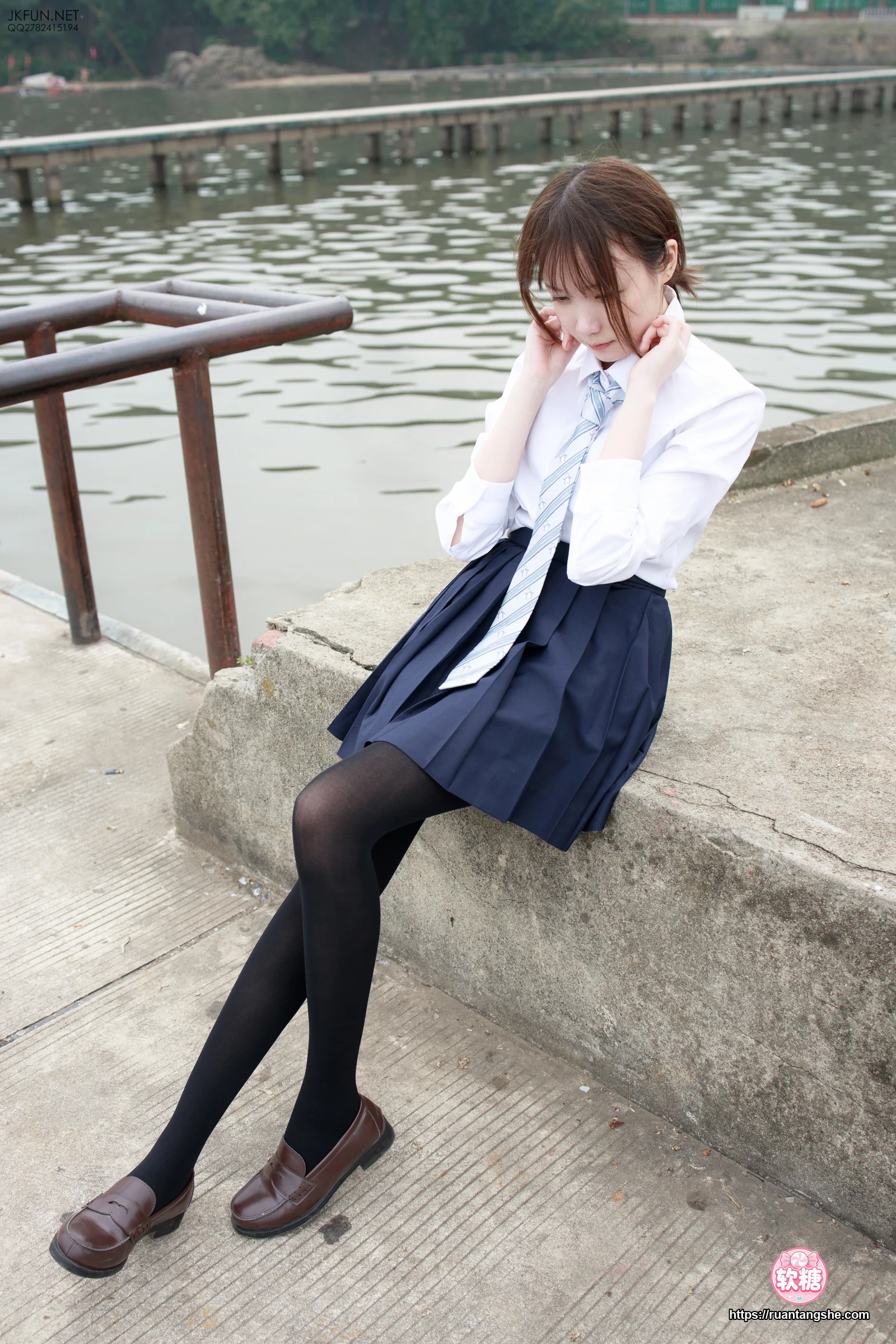 森萝财团 JKFUN-006 80D黑丝 户外水边 Aika