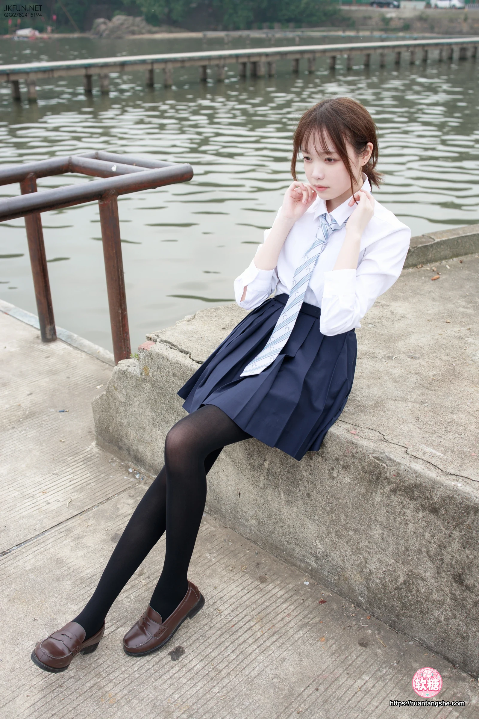 森萝财团 JKFUN-006 80D黑丝 户外水边 Aika