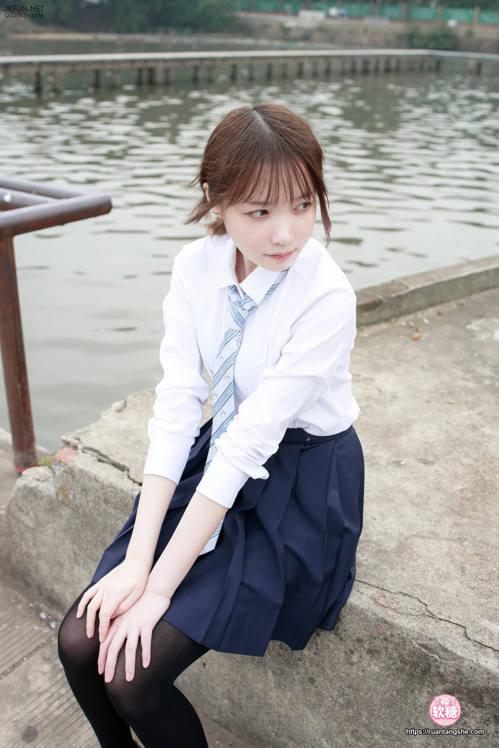 森萝财团 JKFUN-006 80D黑丝 户外水边 Aika
