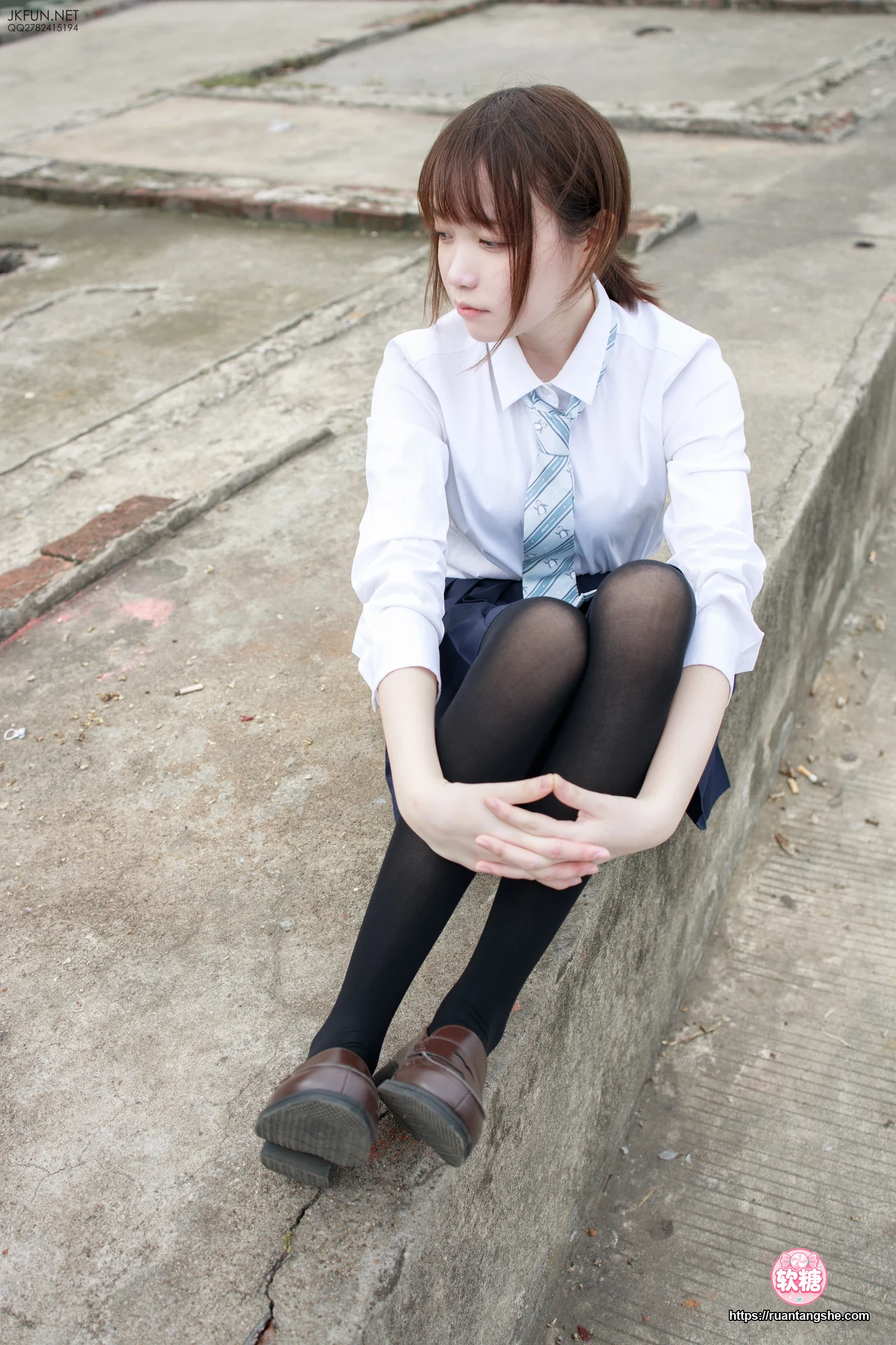 森萝财团 JKFUN-006 80D黑丝 户外水边 Aika