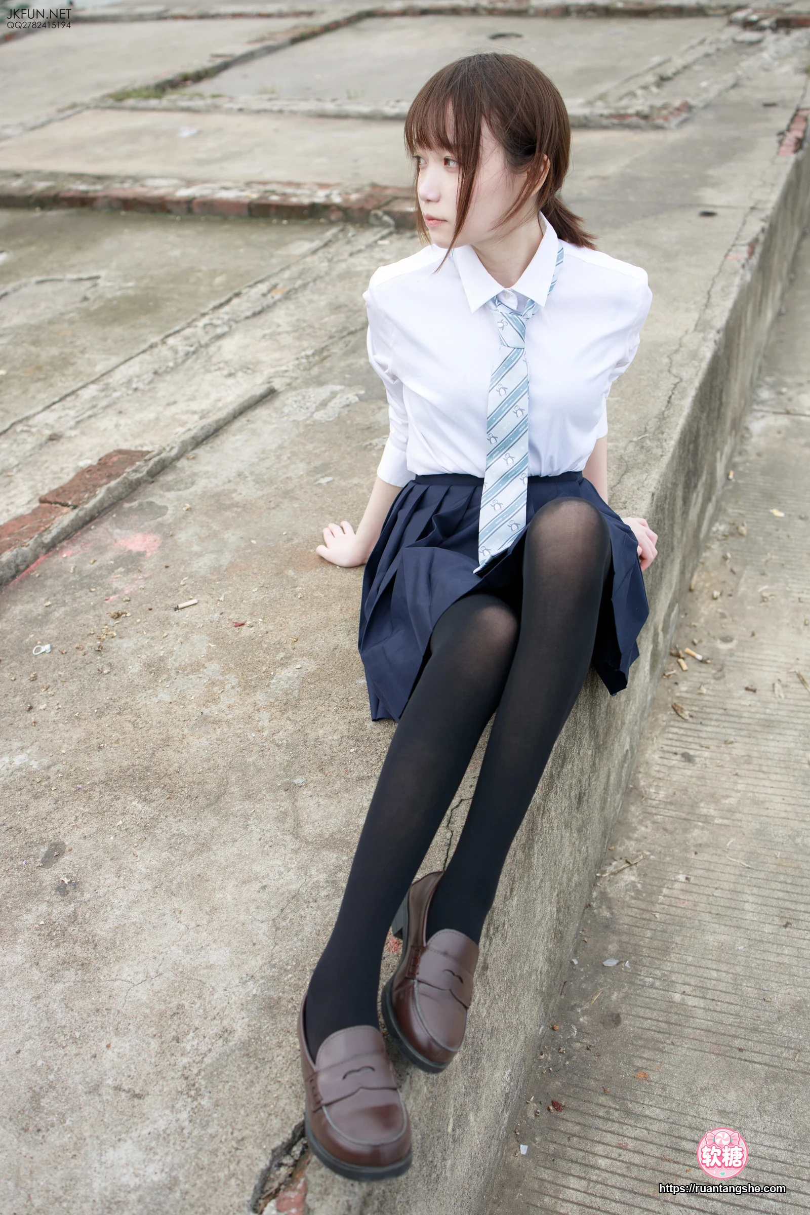 森萝财团 JKFUN-006 80D黑丝 户外水边 Aika