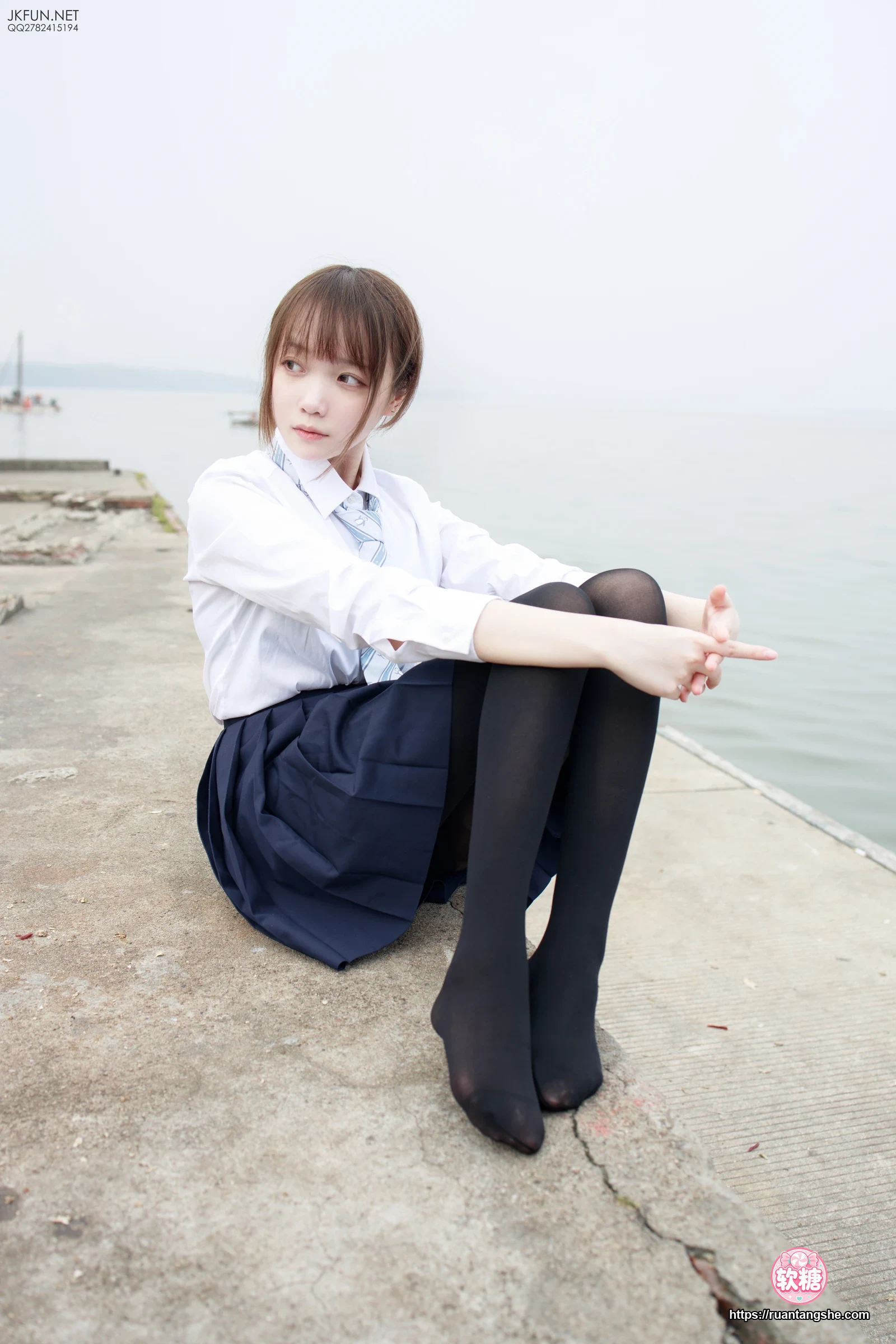 森萝财团 JKFUN-006 80D黑丝 户外水边 Aika