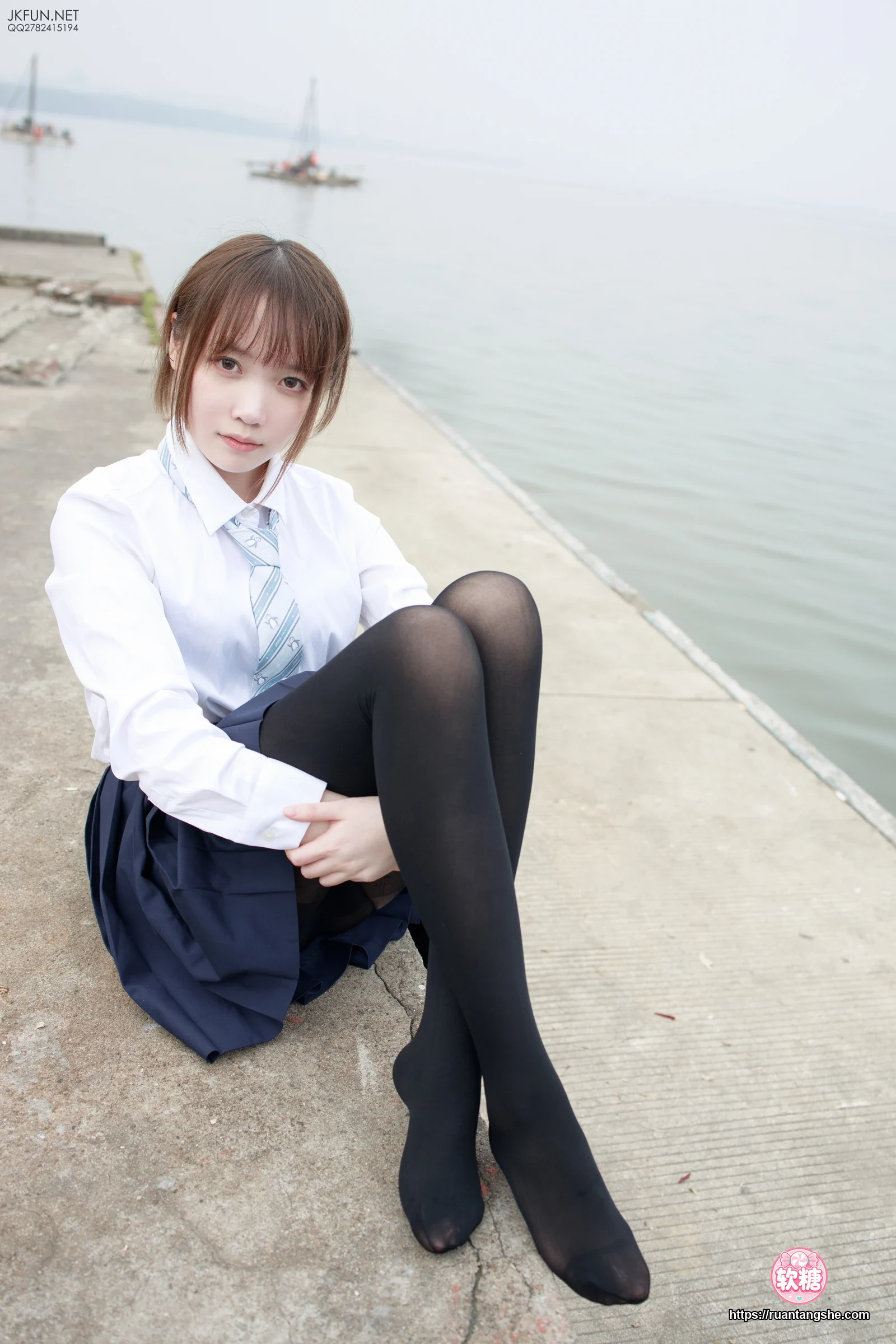 森萝财团 JKFUN-006 80D黑丝 户外水边 Aika