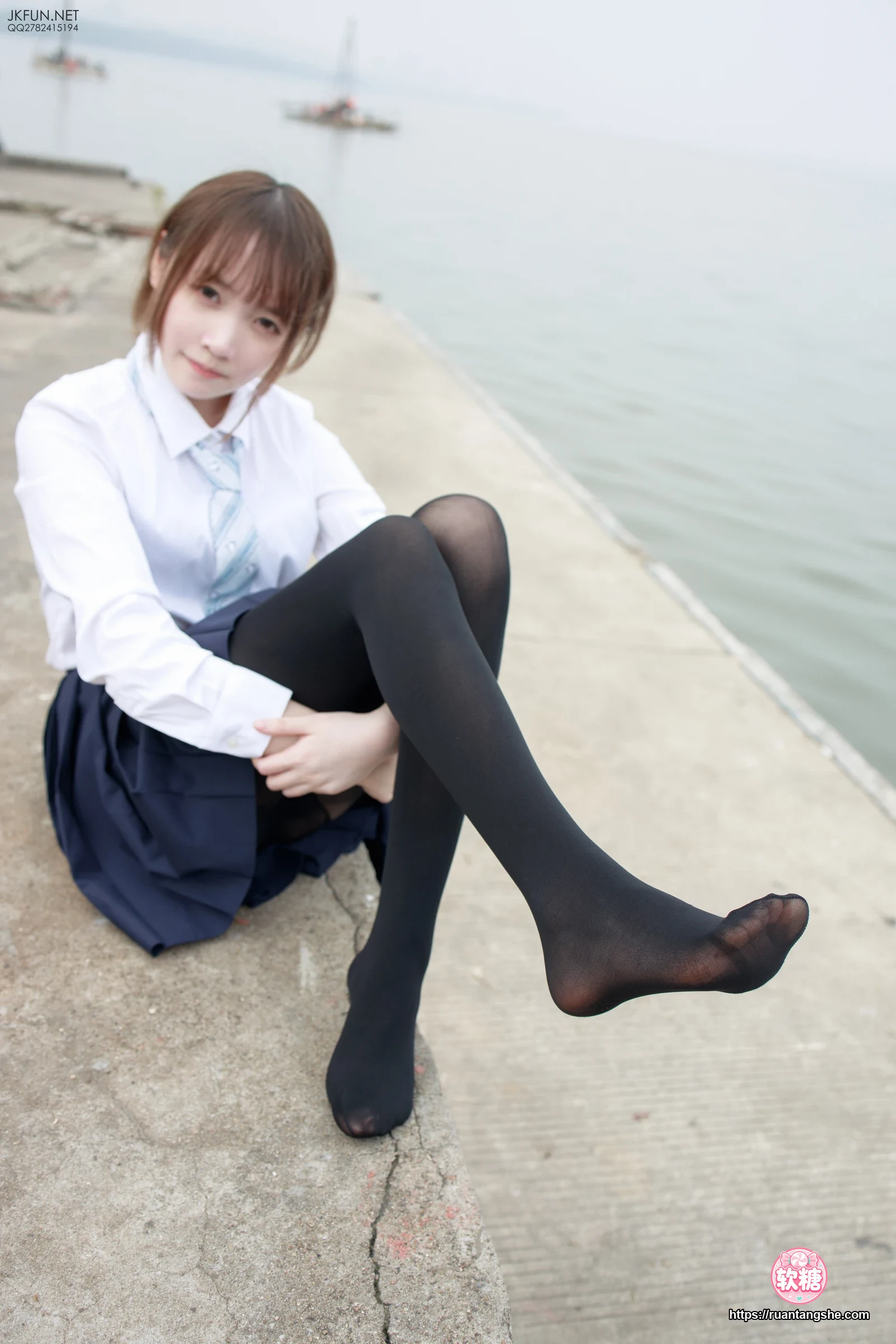 森萝财团 JKFUN-006 80D黑丝 户外水边 Aika