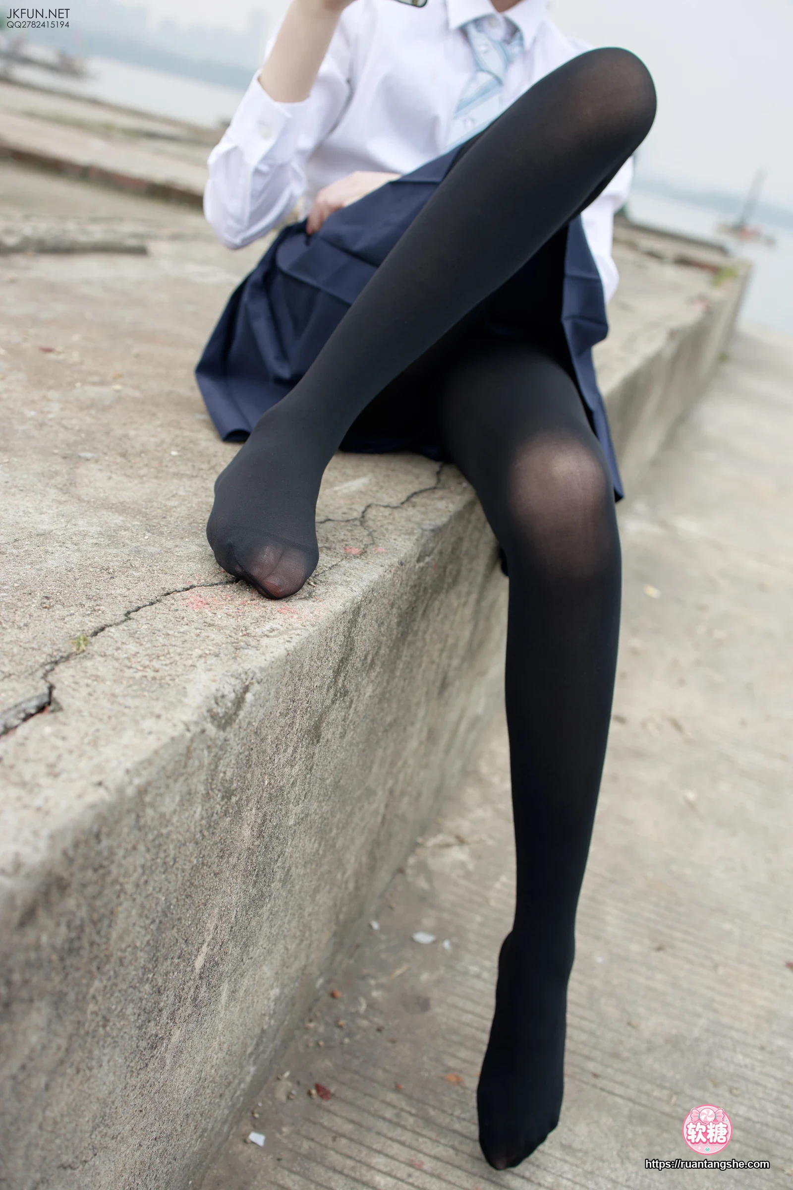 森萝财团 JKFUN-006 80D黑丝 户外水边 Aika