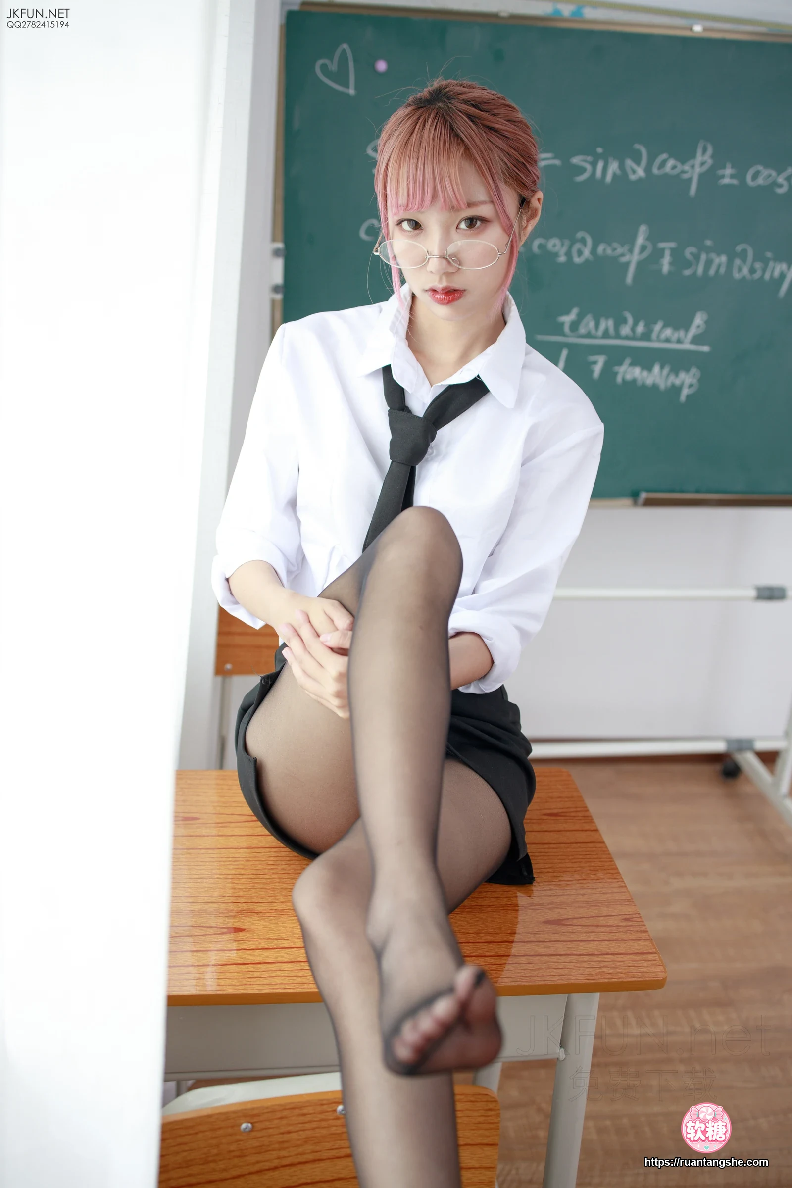 森萝财团 JKFUN-011 《教师制服》 20D黑丝肉丝吊带袜