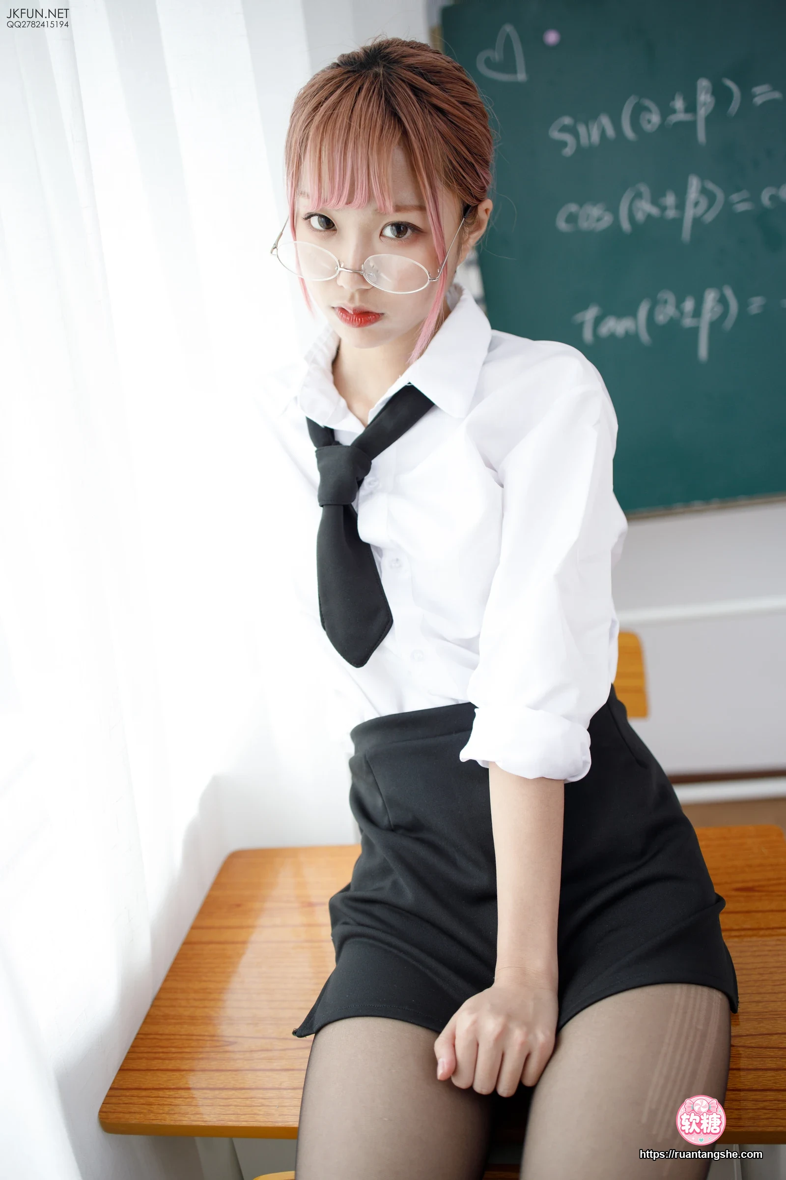 森萝财团 JKFUN-011 《教师制服》 20D黑丝肉丝吊带袜