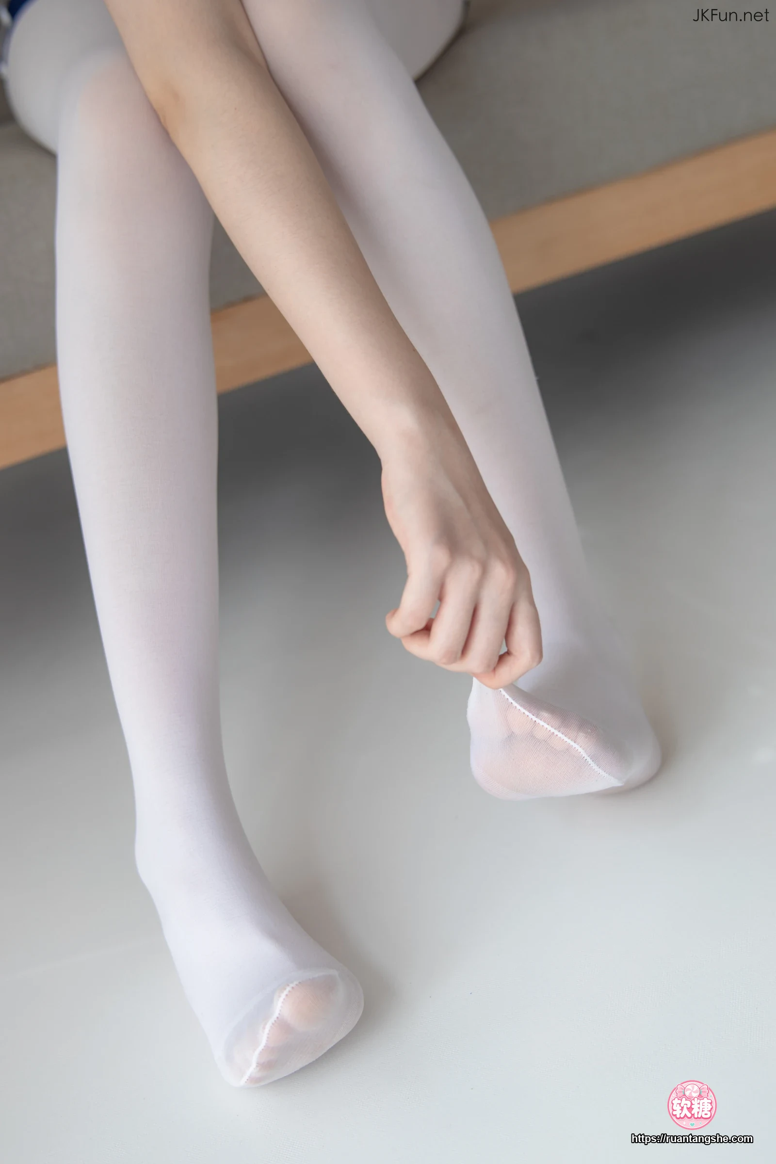 森萝财团 JKFUN-019 《外景体操服》 80D白丝 Aika