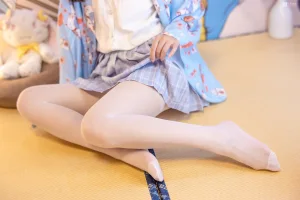 森萝财团《JKFUN-027 《花里胡哨的民宿》 15D白丝 默陌》写真图集 65P+1V｜在线预览与图包下载