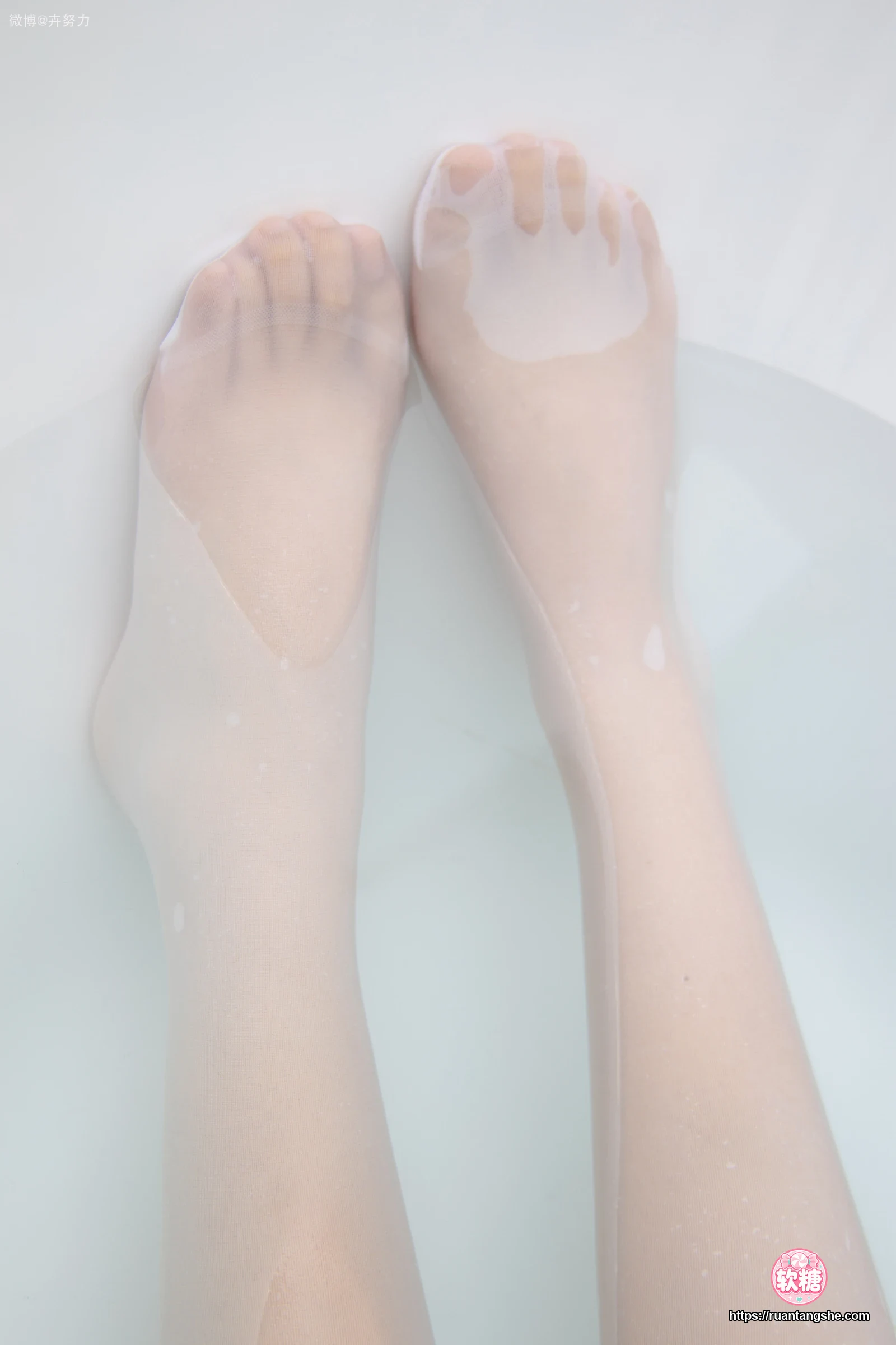 森萝财团 JKFUN-043 《湿气很重的白色房间》80D白色过膝袜 卉子