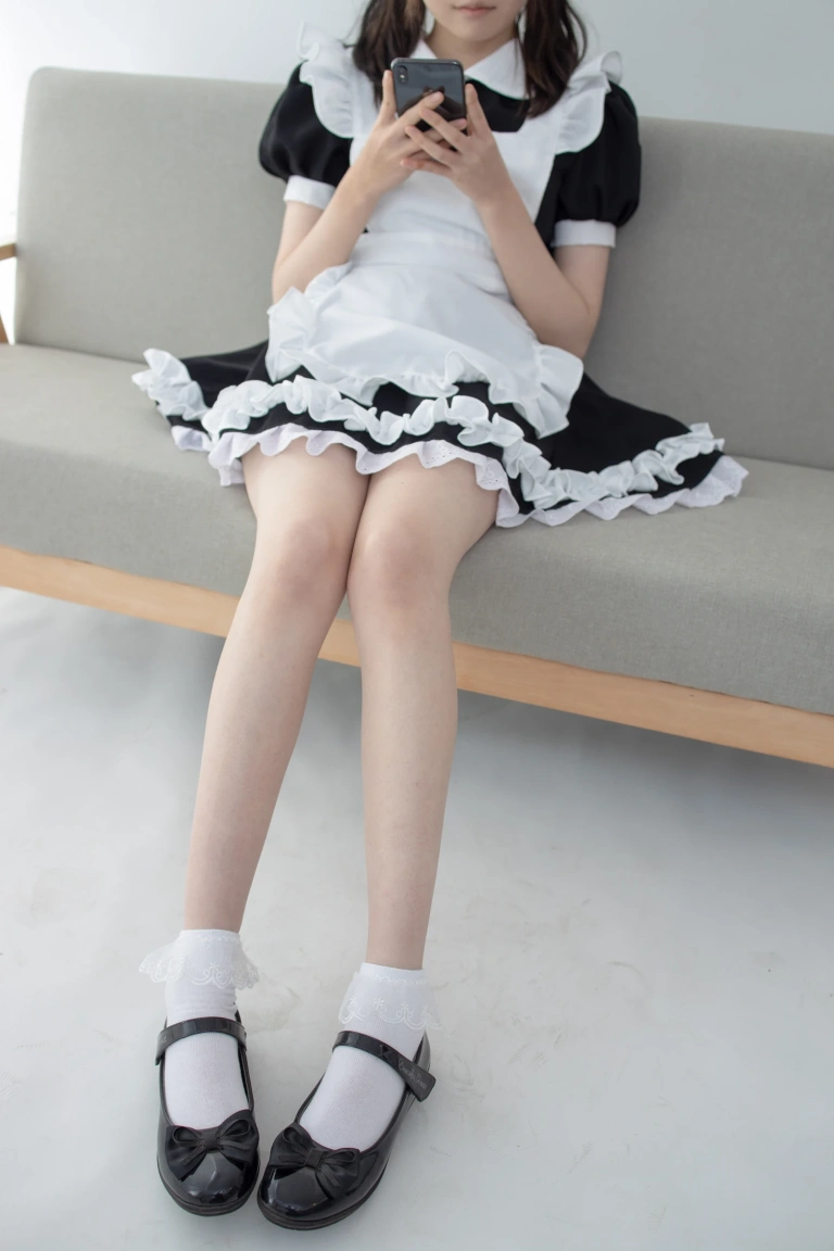 森萝财团《JKFUN-056 《百圆定制2-2》 蕾丝花边短袜女仆 Aika》写真图集 32P+1V｜在线预览与图包下载
