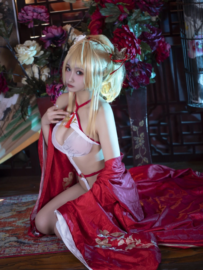 洛璃LoLiSAMA《光荣凉夜香雪》写真图集 36P｜在线预览与图包下载