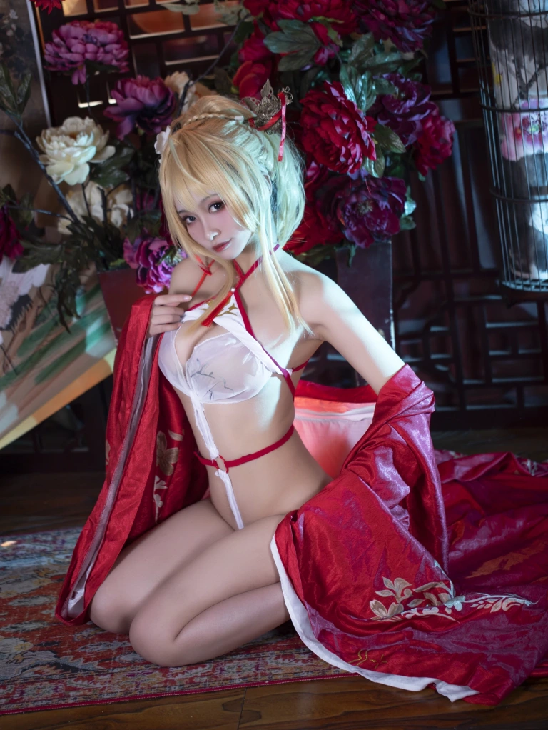 洛璃LoLiSAMA《光荣凉夜香雪》写真图集 36P｜在线预览与图包下载