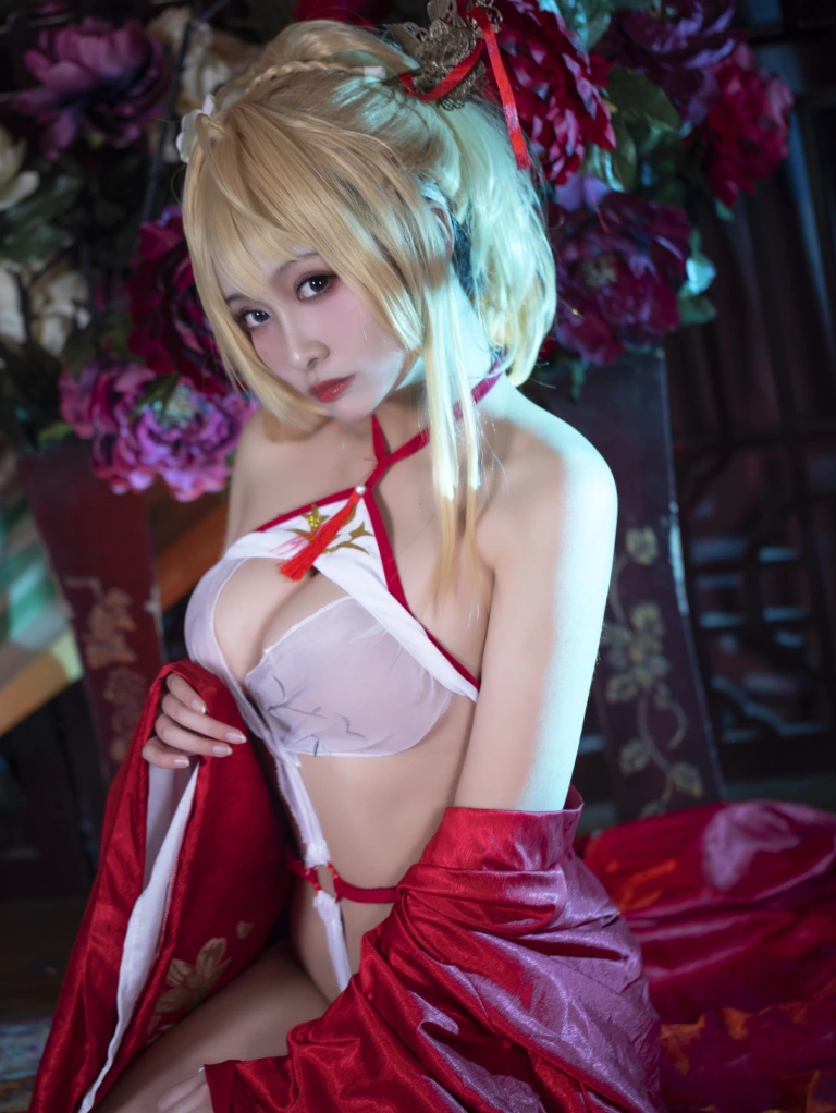 洛璃LoLiSAMA《光荣凉夜香雪》写真图集 36P｜在线预览与图包下载