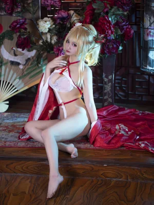 洛璃LoLiSAMA《光荣凉夜香雪》写真图集 36P｜在线预览与图包下载