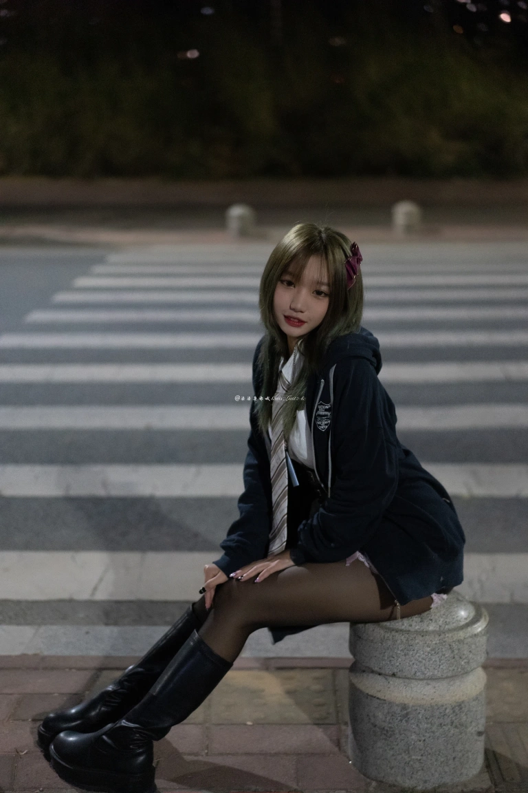 柒柒_Lust77《车内》写真图集 47P｜在线预览与图包下载