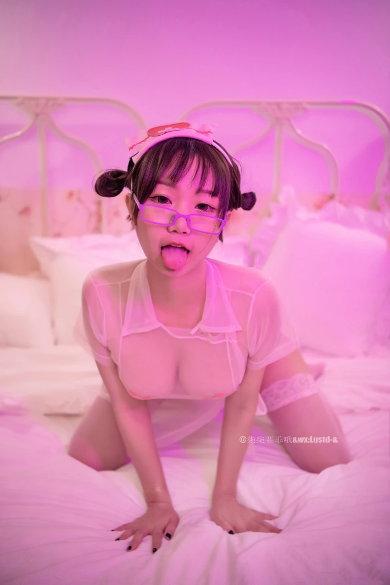 柒柒_Lust77《粉红护士》写真图集 35P｜在线预览与图包下载