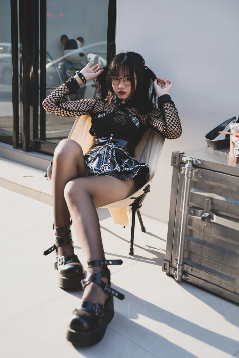 柒柒_Lust77《街拍黑皮裙》写真图集 17P｜在线预览与图包下载