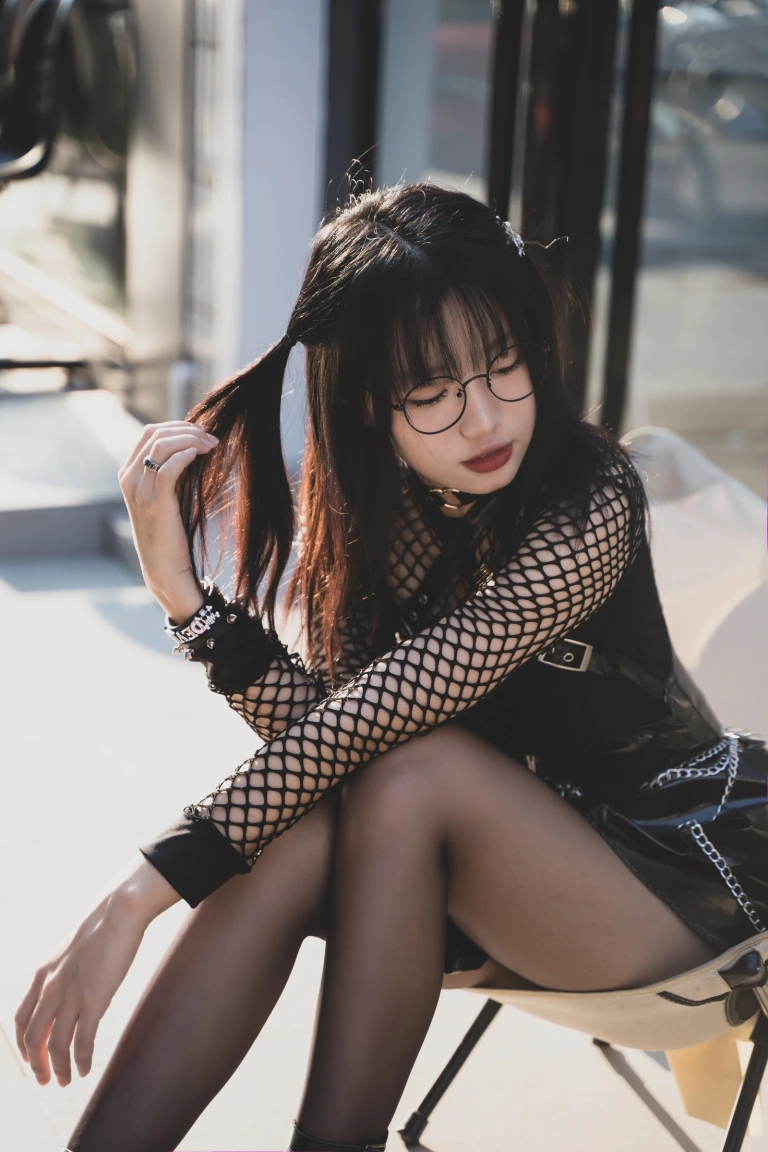 柒柒_Lust77《街拍黑皮裙》写真图集 17P｜在线预览与图包下载