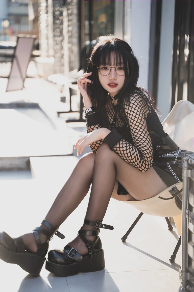 柒柒_Lust77《街拍黑皮裙》写真图集 17P｜在线预览与图包下载