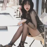 柒柒_Lust77《街拍黑皮裙》写真图集 17P｜在线预览与图包下载