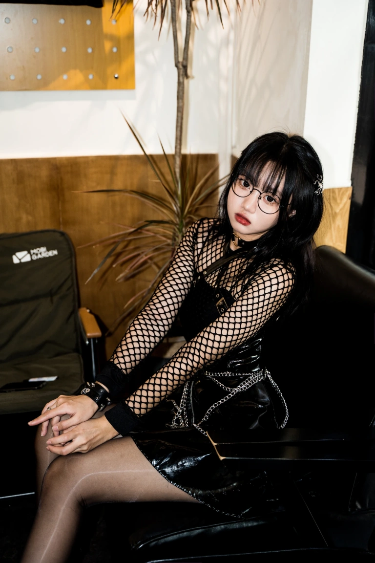 柒柒_Lust77《街拍黑皮裙》写真图集 17P｜在线预览与图包下载