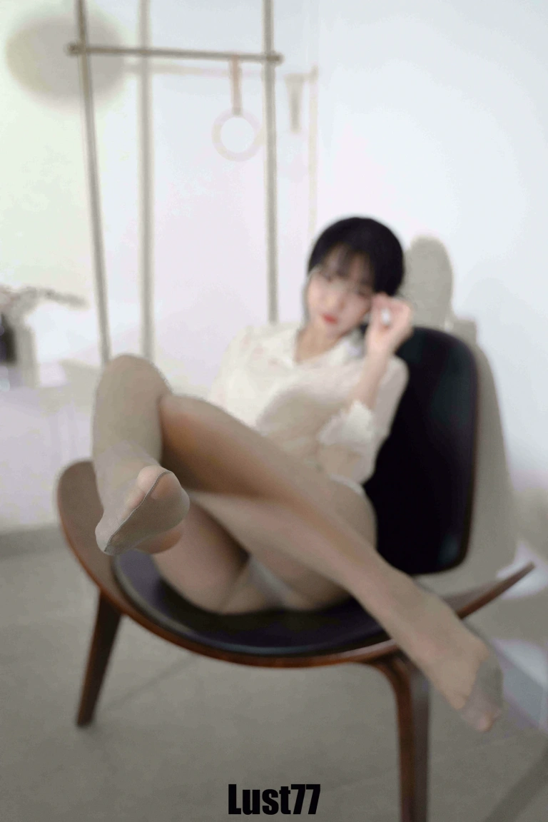 柒柒_Lust77《湿身OL》写真图集 40P｜在线预览与图包下载