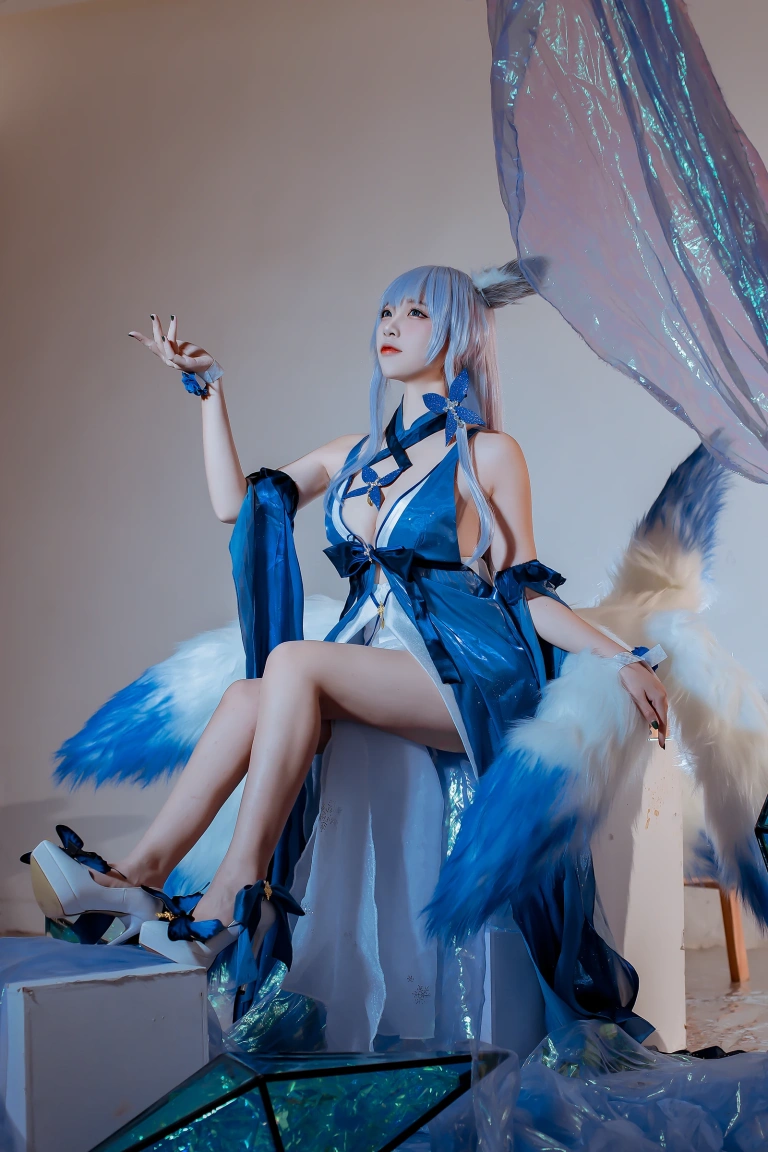 二佐Nisa《2020.12月铁粉福利 碧蓝信浓礼服》写真图集 12P｜在线预览与图包下载