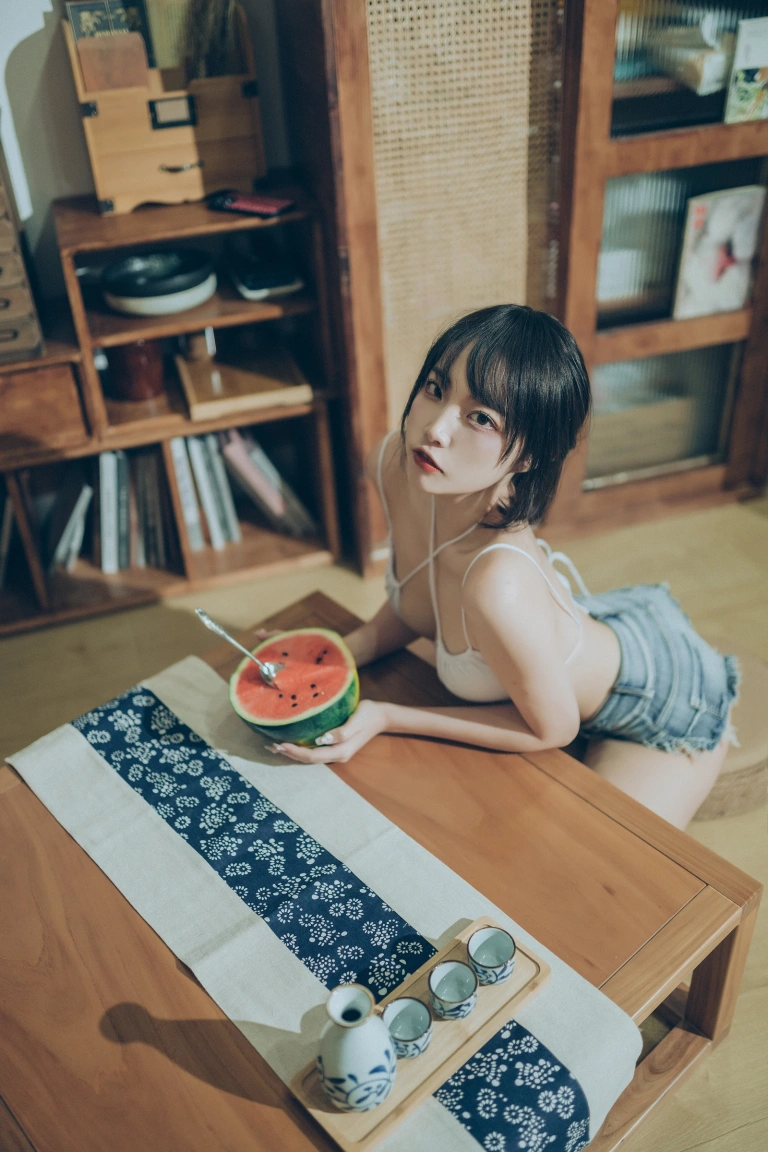 二佐Nisa《私房西瓜比基尼》写真图集 50P｜在线预览与图包下载