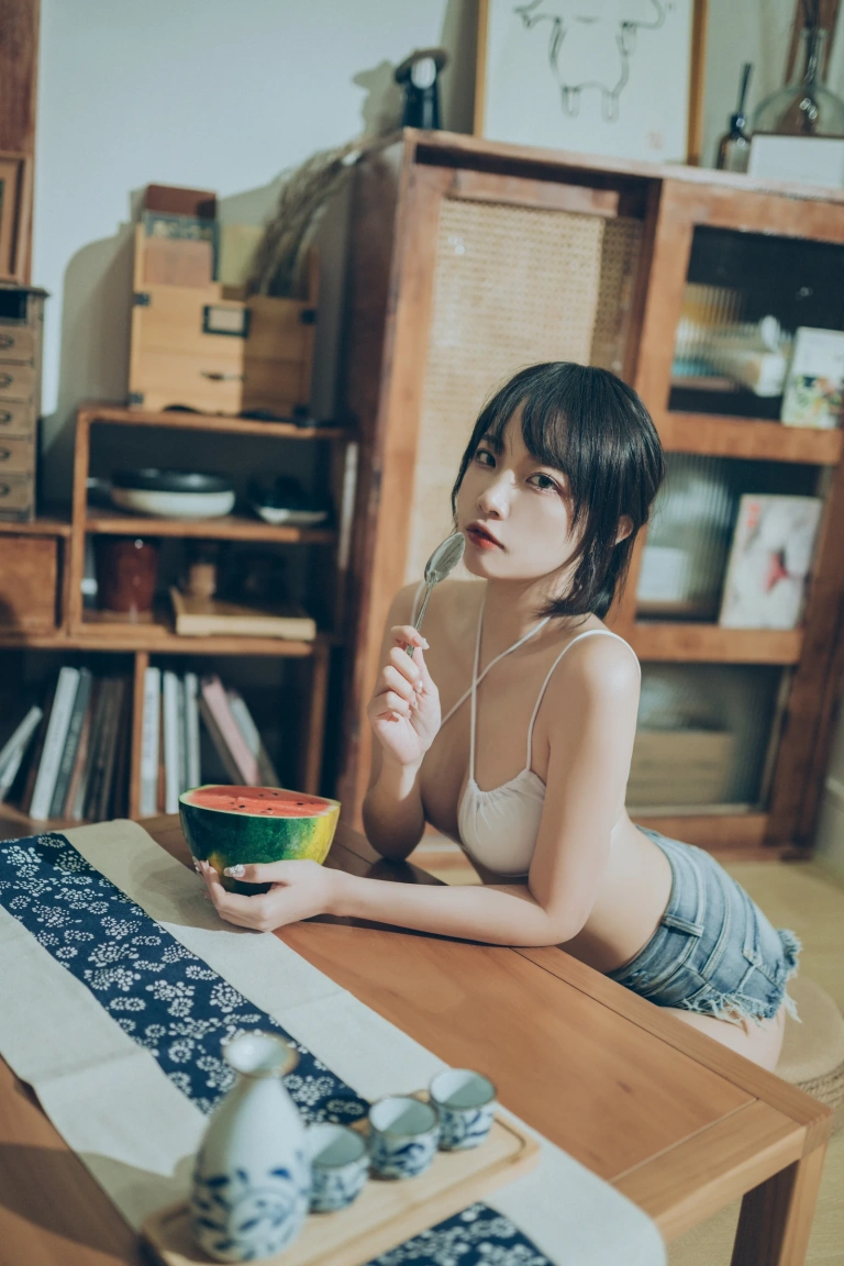 二佐Nisa《私房西瓜比基尼》写真图集 50P｜在线预览与图包下载