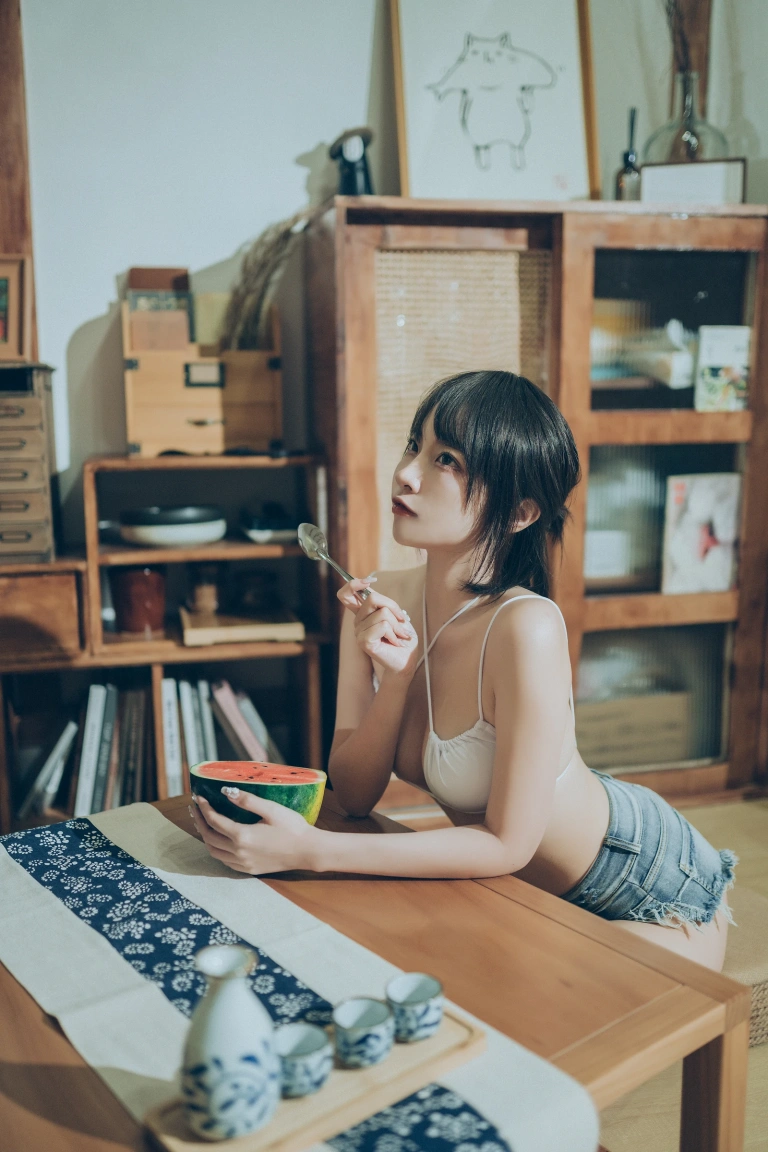 二佐Nisa《私房西瓜比基尼》写真图集 50P｜在线预览与图包下载