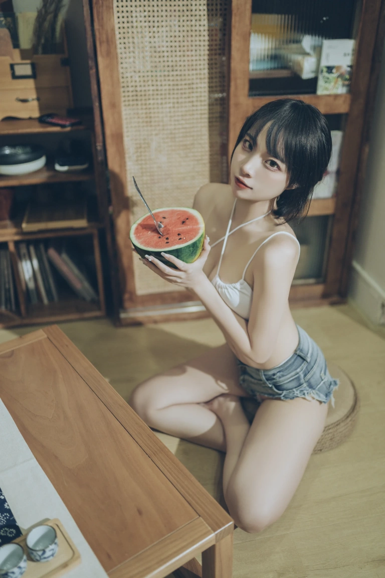 二佐Nisa《私房西瓜比基尼》写真图集 50P｜在线预览与图包下载