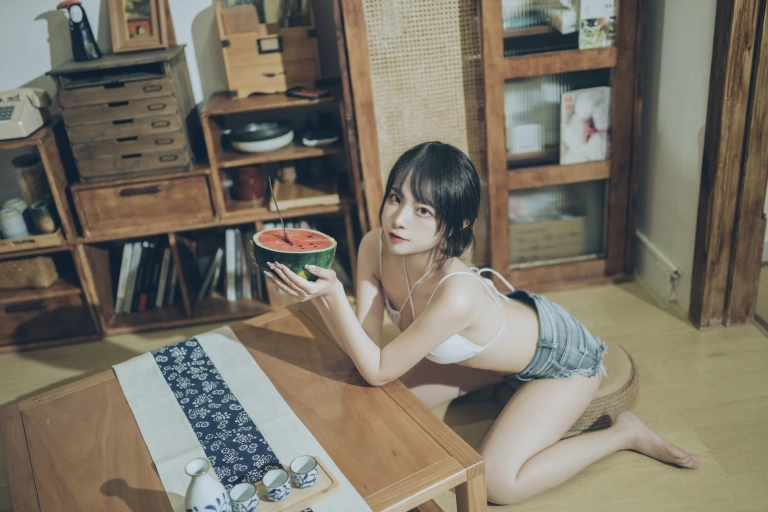 二佐Nisa《私房西瓜比基尼》写真图集 50P｜在线预览与图包下载