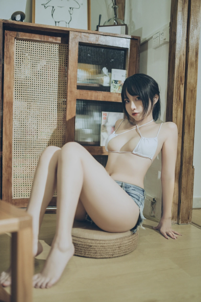 二佐Nisa《私房西瓜比基尼》写真图集 50P｜在线预览与图包下载