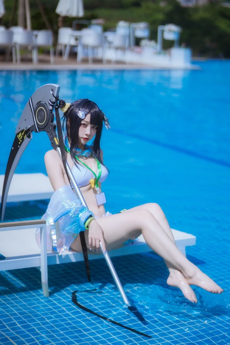 二佐Nisa《泰拉夏日纪事 明日方舟 羽毛笔泳装》写真图集 25P｜在线预览与图包下载