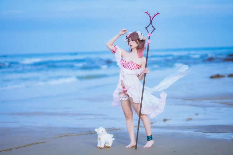 二佐Nisa《泰拉夏日纪事 明日方舟 艾雅法拉泳装》写真图集 34P｜在线预览与图包下载