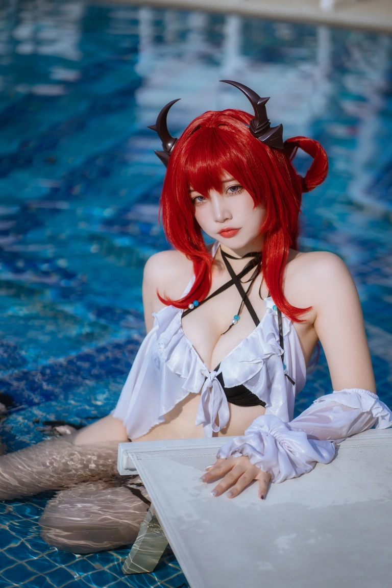 二佐Nisa《泰拉夏日纪事 明日方舟 史尔特尔泳装》写真图集 40P｜在线预览与图包下载