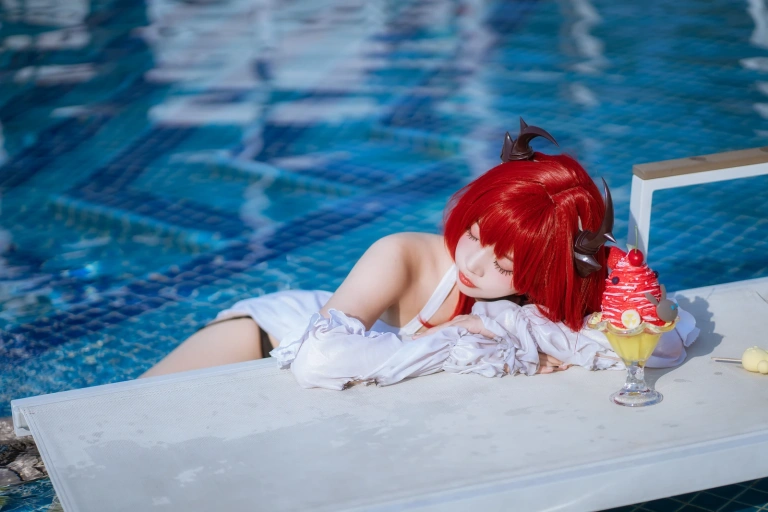 二佐Nisa《泰拉夏日纪事 明日方舟 史尔特尔泳装》写真图集 40P｜在线预览与图包下载