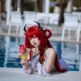 二佐Nisa《泰拉夏日纪事 明日方舟 史尔特尔泳装》写真图集 40P｜在线预览与图包下载