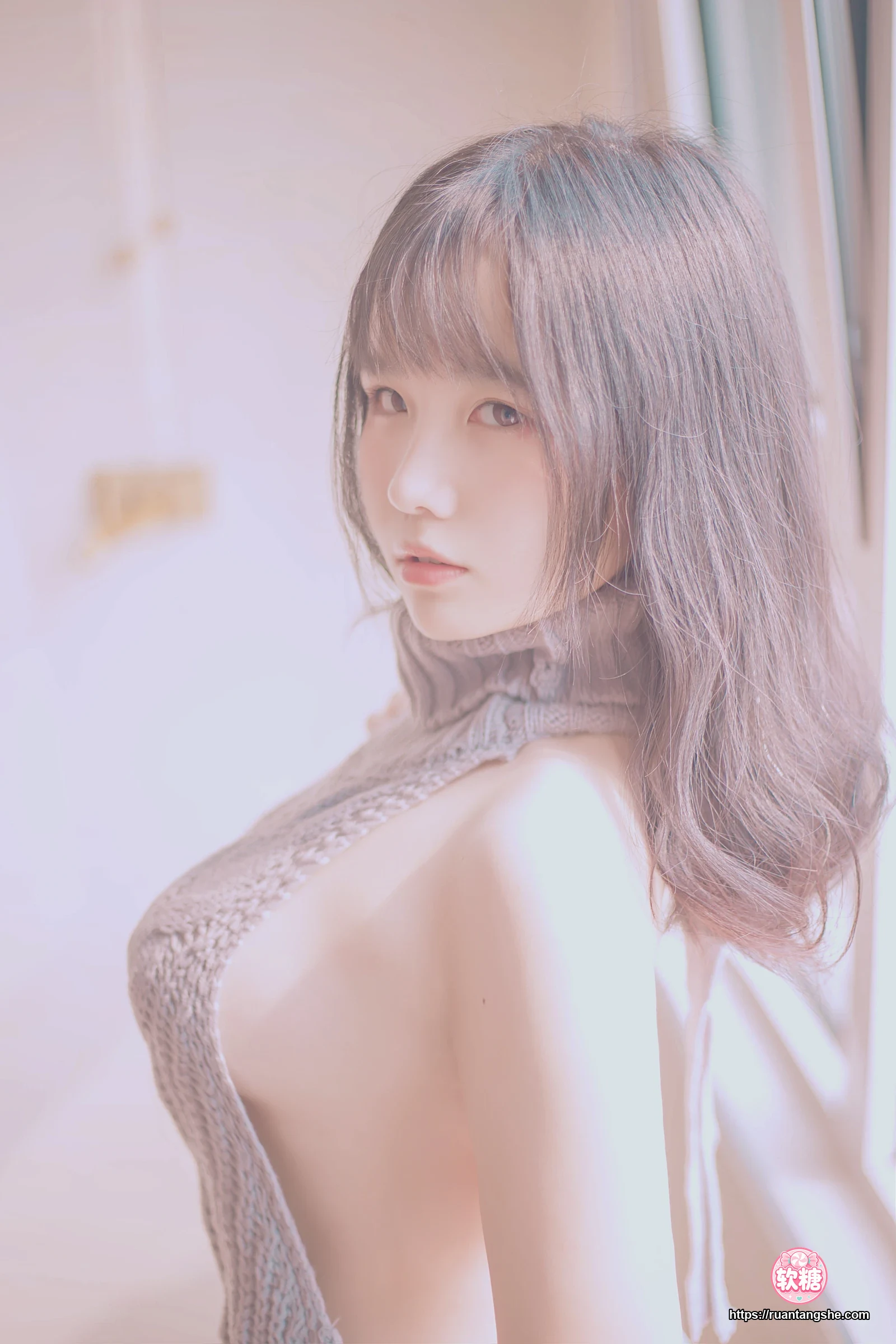 阿半今天很开心 阿半今天很开心 NO.001 - 露背毛衣
