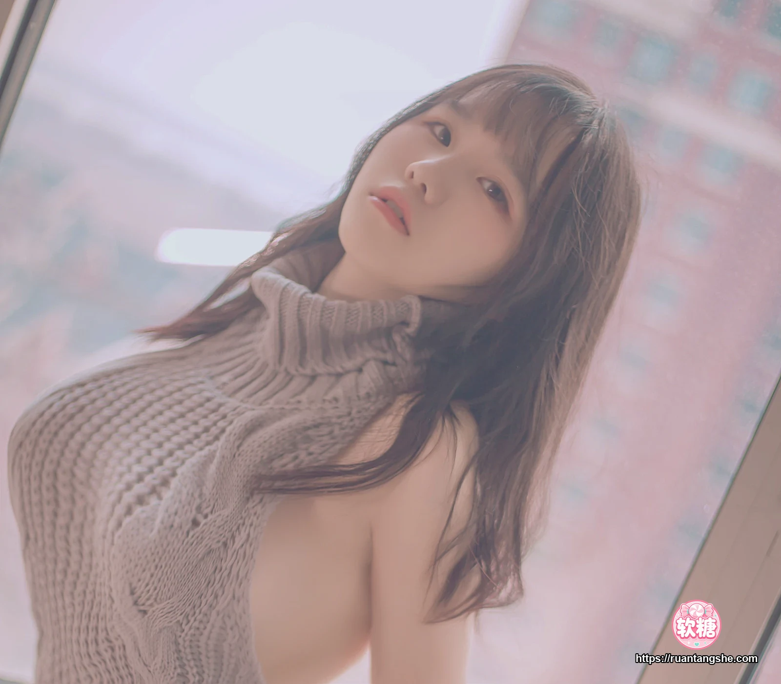 阿半今天很开心 阿半今天很开心 NO.001 - 露背毛衣